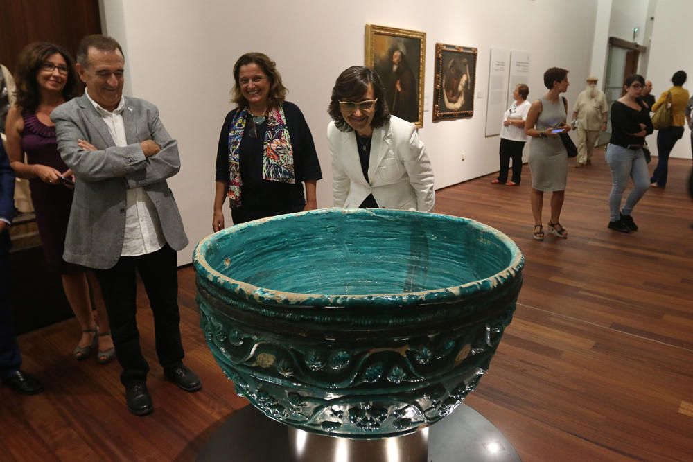 Rosa Aguilar, acompañada por integrantes de la Plataforma de la Aduana y la Asociación de Amigos del Museo de Málaga, ha visitado las instalaciones que, por el momento, siguen sin fecha de apertura co