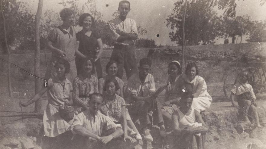 Grup de persones passant el dia a la Font del Gerro el 1930.