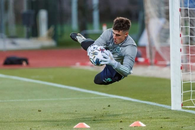 El portero Unai Simón asiste a una sesión de entrenamientos de la selección española, este lunes en La Ciudad del Fútbol de Las Rozas, en Madrid.