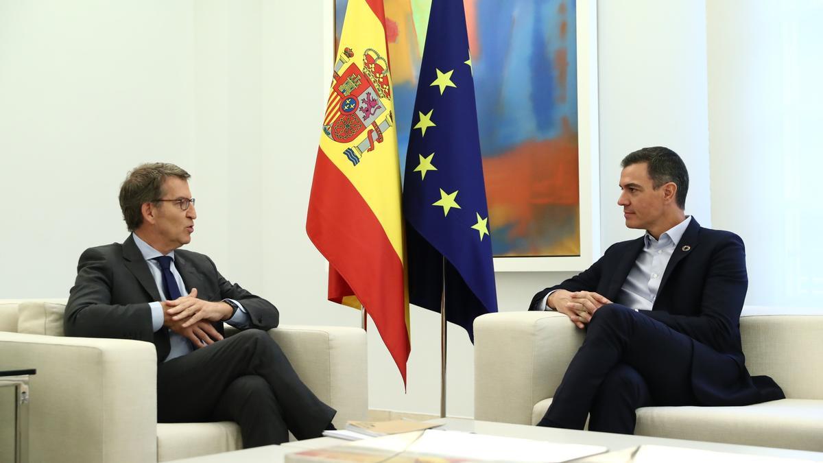 El president del govern espanyol, Pedro Sánchez, amb el líder del PP, Alberto Núñez Feijóo, al Palau de la Moncloa