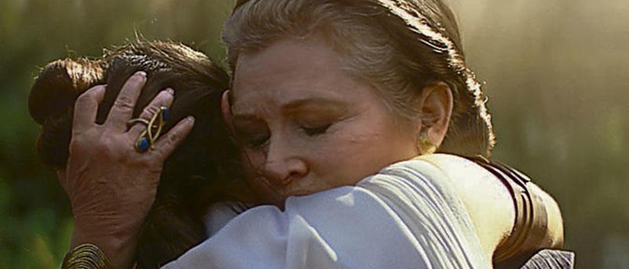 Carrie Fisher abraza a Daisy Ridley en &quot;Star Wars&quot;. / The Walt Disney Co.