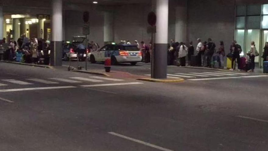 Colas kilométricas en la parada de Taxis del Aeropuerto de Gran Canaria