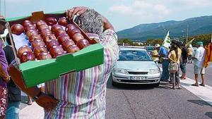 La protesta 8 Los agricultores regalan fruta en La Jonquera, ayer.
