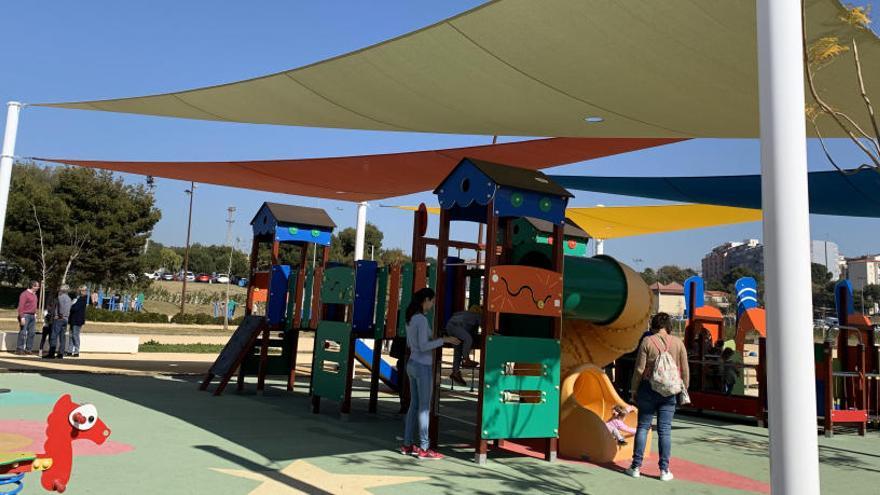 Benidorm instala &quot;velas&quot; de colores para dar sombra a los parques infantiles de Foietes