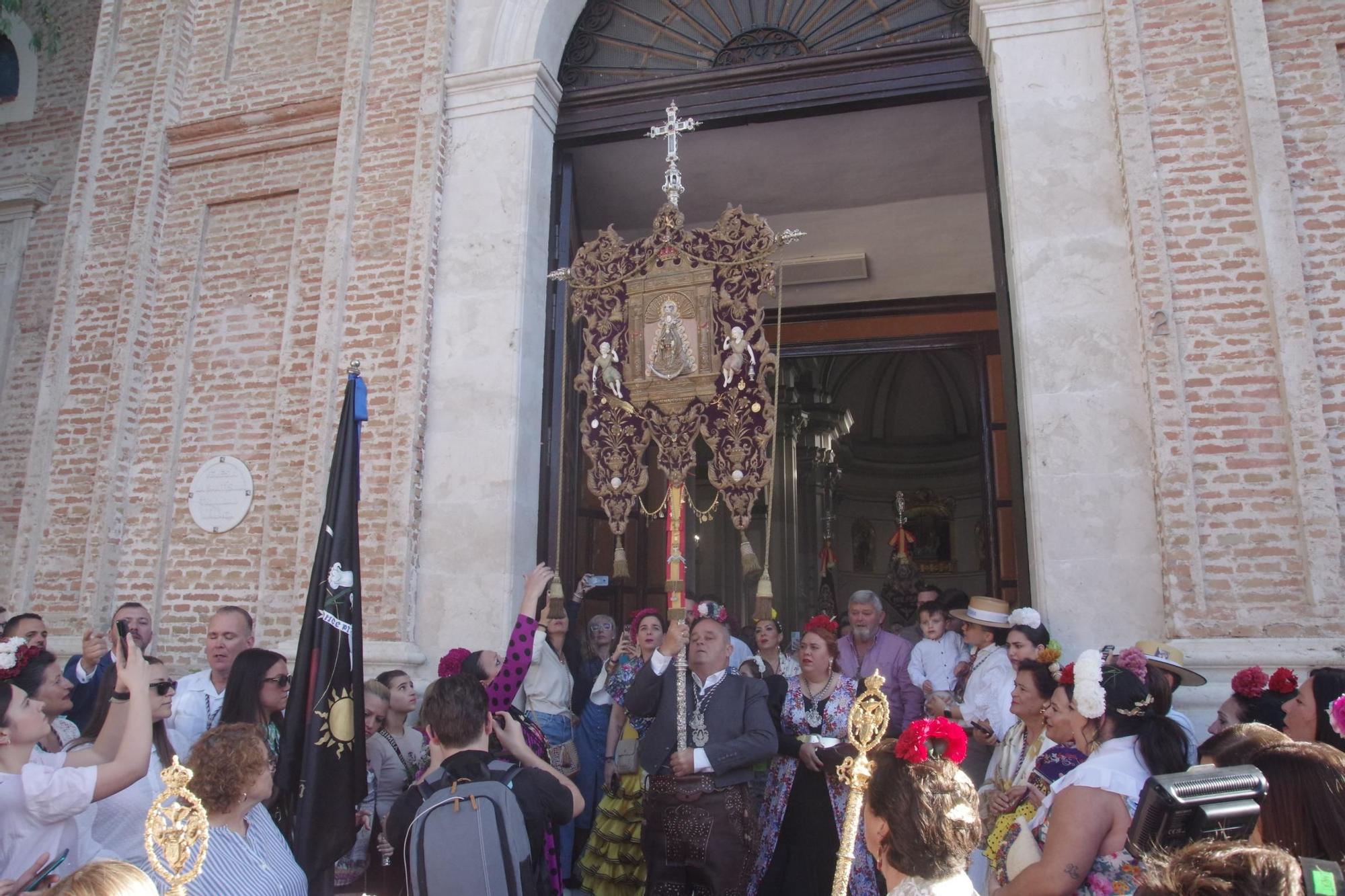 Los romeros de la Hermandad de Málaga han iniciado en la mañana de esta sábado su peregrinaje hasta Almonte para presentarse ante la Virgen del Rocío. La procesión de salida ha partido de su sede canónica y ha recuperado su itinerario tradicional por la calle Carretería, de camino al Santuario de la Victoria