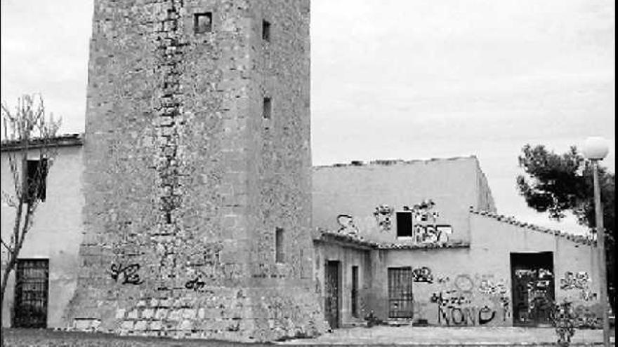 La Torre Sarrió, situada en la rotonda de la avenida de Miriam Blasco, en una imagen de archivo