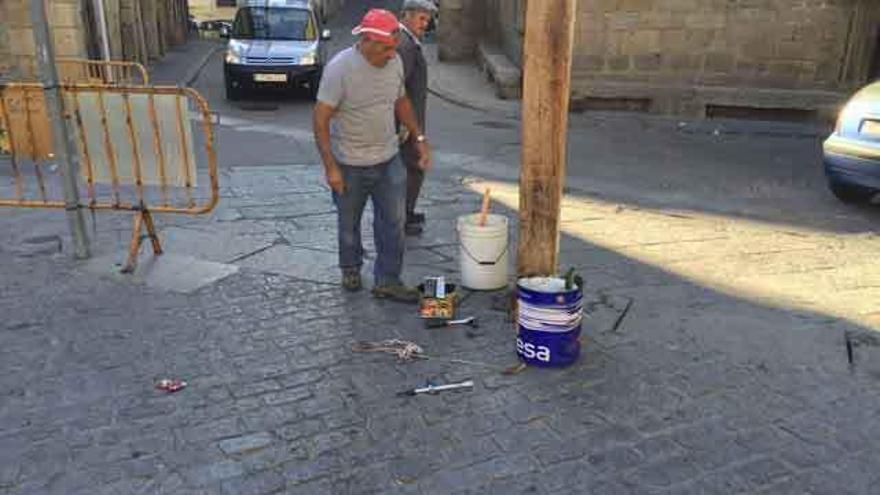 José Fernández revisa el primer poste instalado en la Plaza Mayor y sobre el que se edificará el coso de madera.