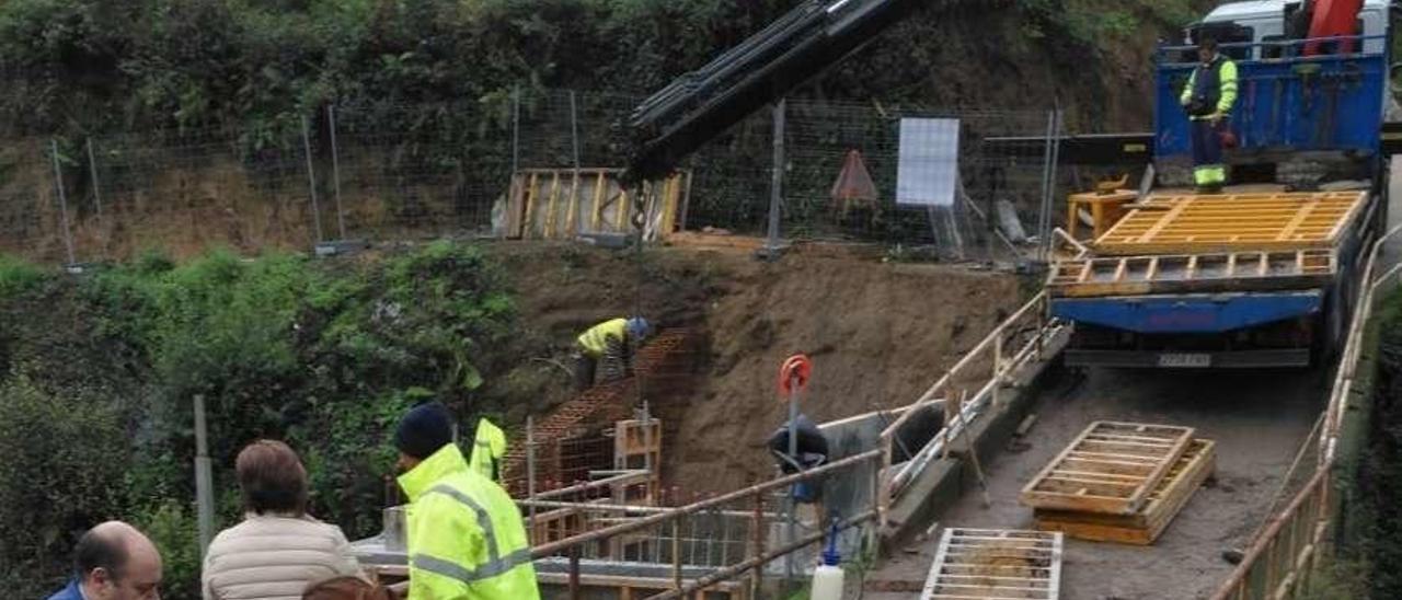 Los trabajos de ampliación del puente sobre la vía ferroviaria en Casal do Monte, en Saxamonde. // FdV