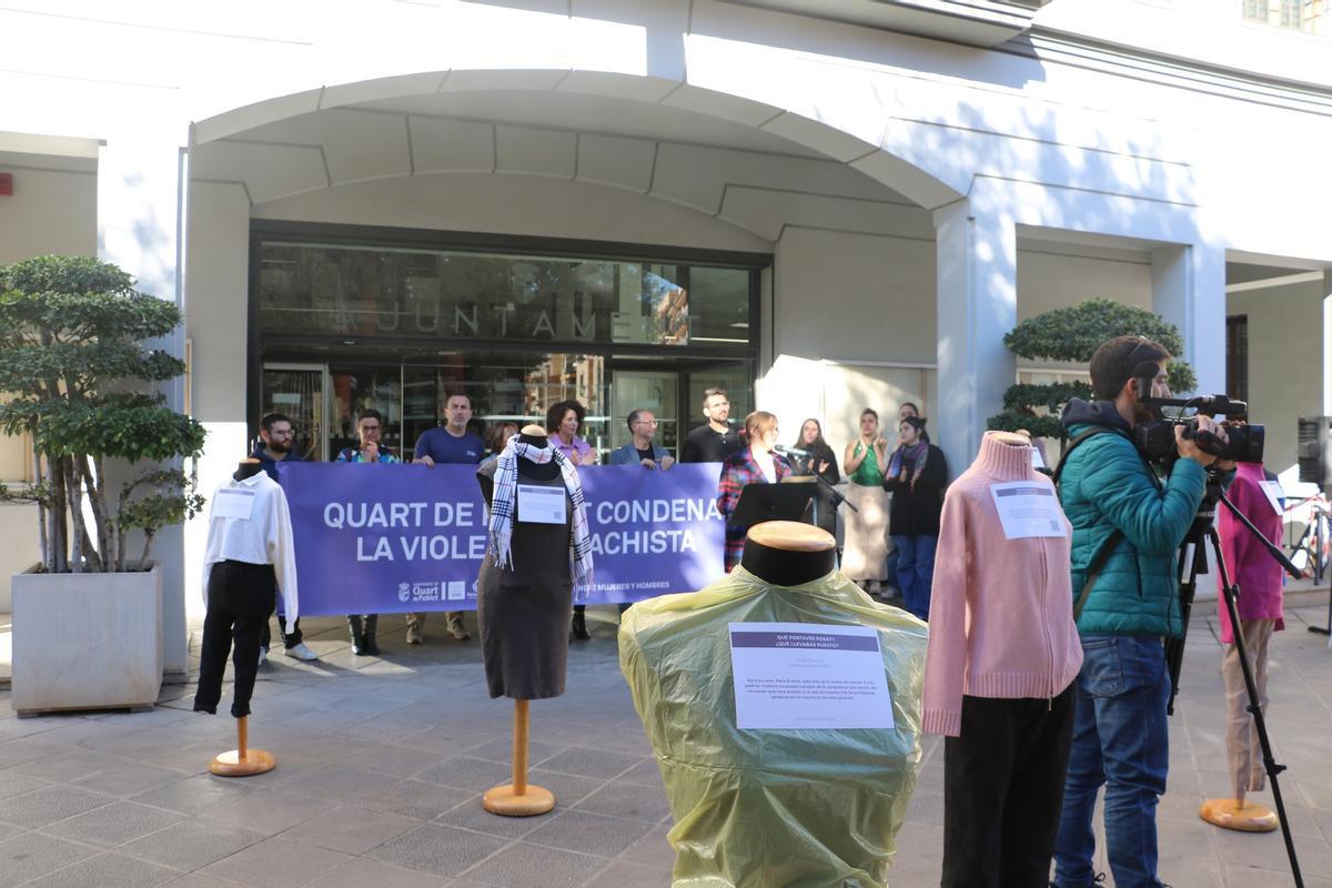 Exposición "¿Qué llevabas puesto? (cuando fuiste agredida sexualmente)" en Quart de Poblet