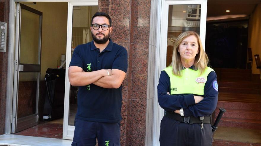 Pablo Casal y Loli Ochaíta, ayer, en el portal del edificio. | // VÍCTOR ECHAVE