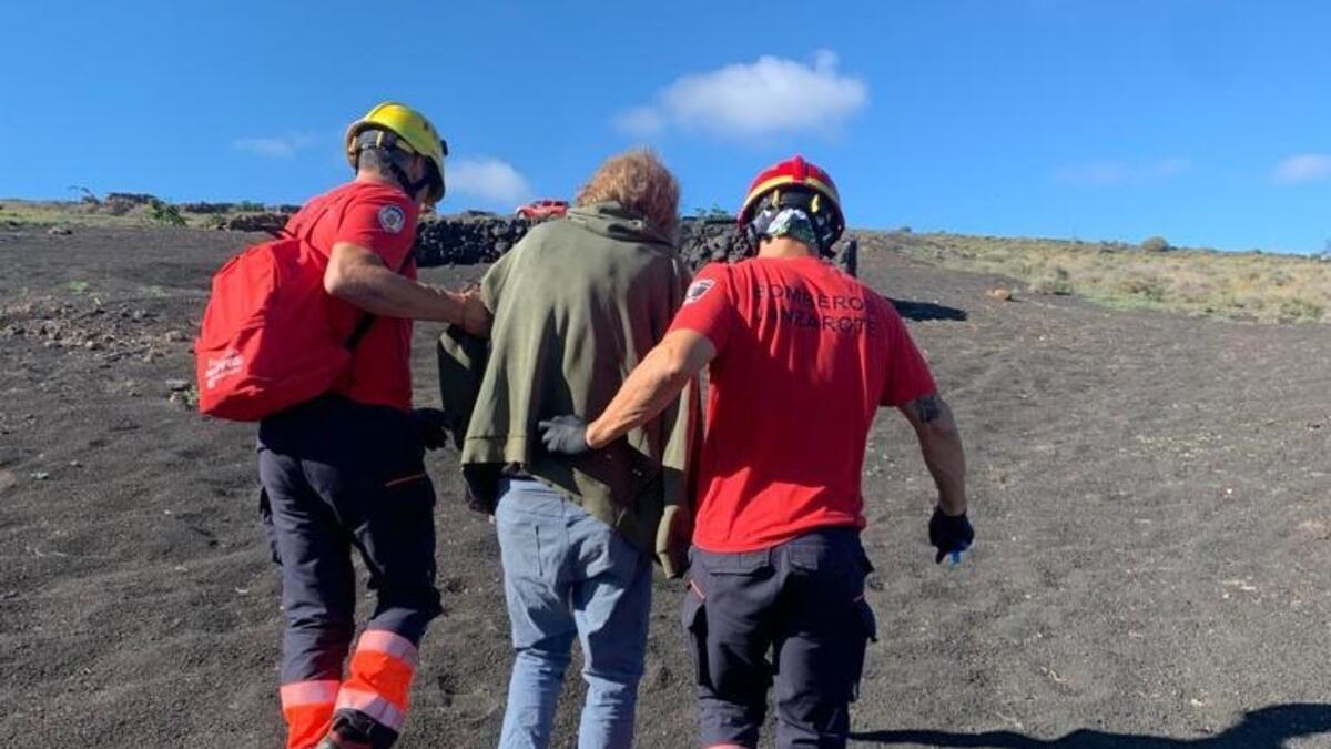 Los bomberos junto al senderista rescatado en Montaña Guardilama, en el municipio lanzaroteño de Tías.