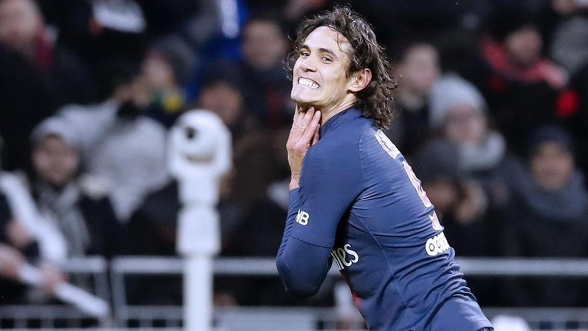 Cavani se lamenta en un lance del partido que el PSG disputaba en Lyon.