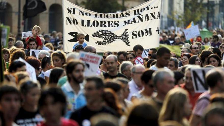 Manifestación celebrada hoy en Valencia convocada por la Plataforma per l&#039;Ensenyament Públic, bajo el lema &quot;Més inversió, més qualitat, més valenci , més dignitat&quot;, que ha reclamado calidad en la enseñanza y ha mostrado su rechazo a los recortes y a la reforma educativa del Gobierno por suponer &quot;una vuelta al pasado&quot;.