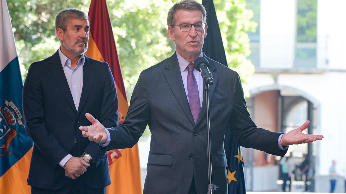 Alberto Núñez Feijóo junto al presidente de Canarias, Fernando Clavijo.