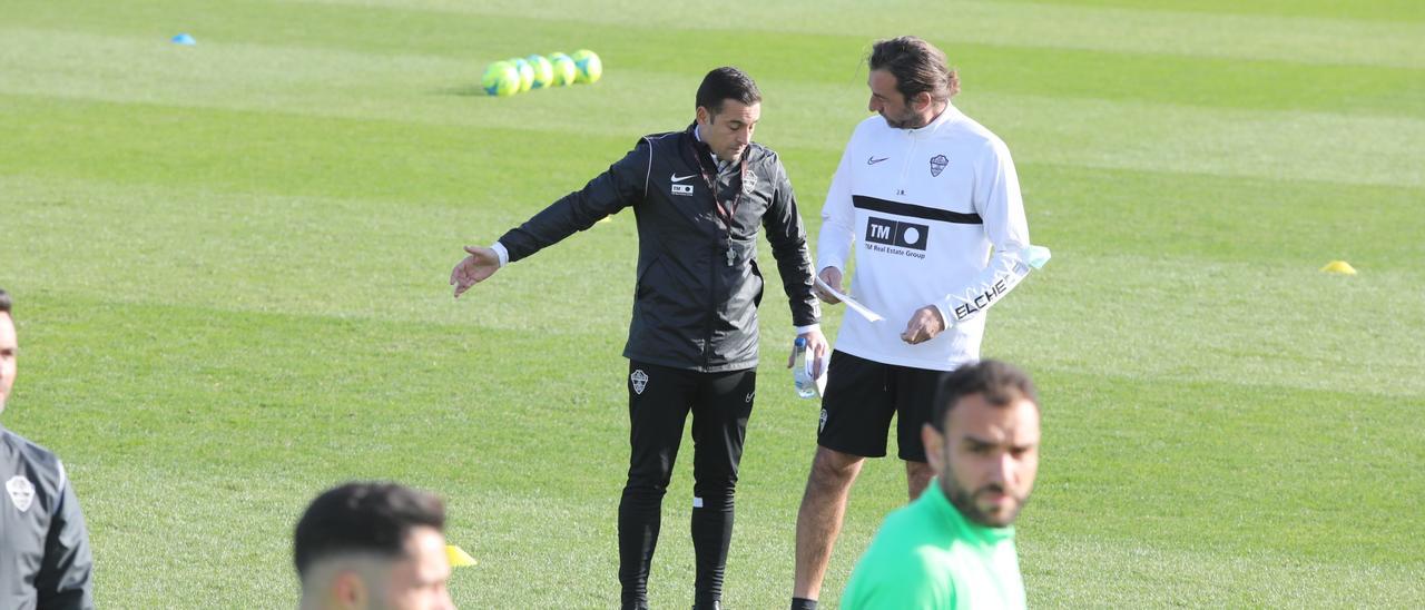 El entrenador,  junto a su segundo técnico durante un entrenamiento reciente.