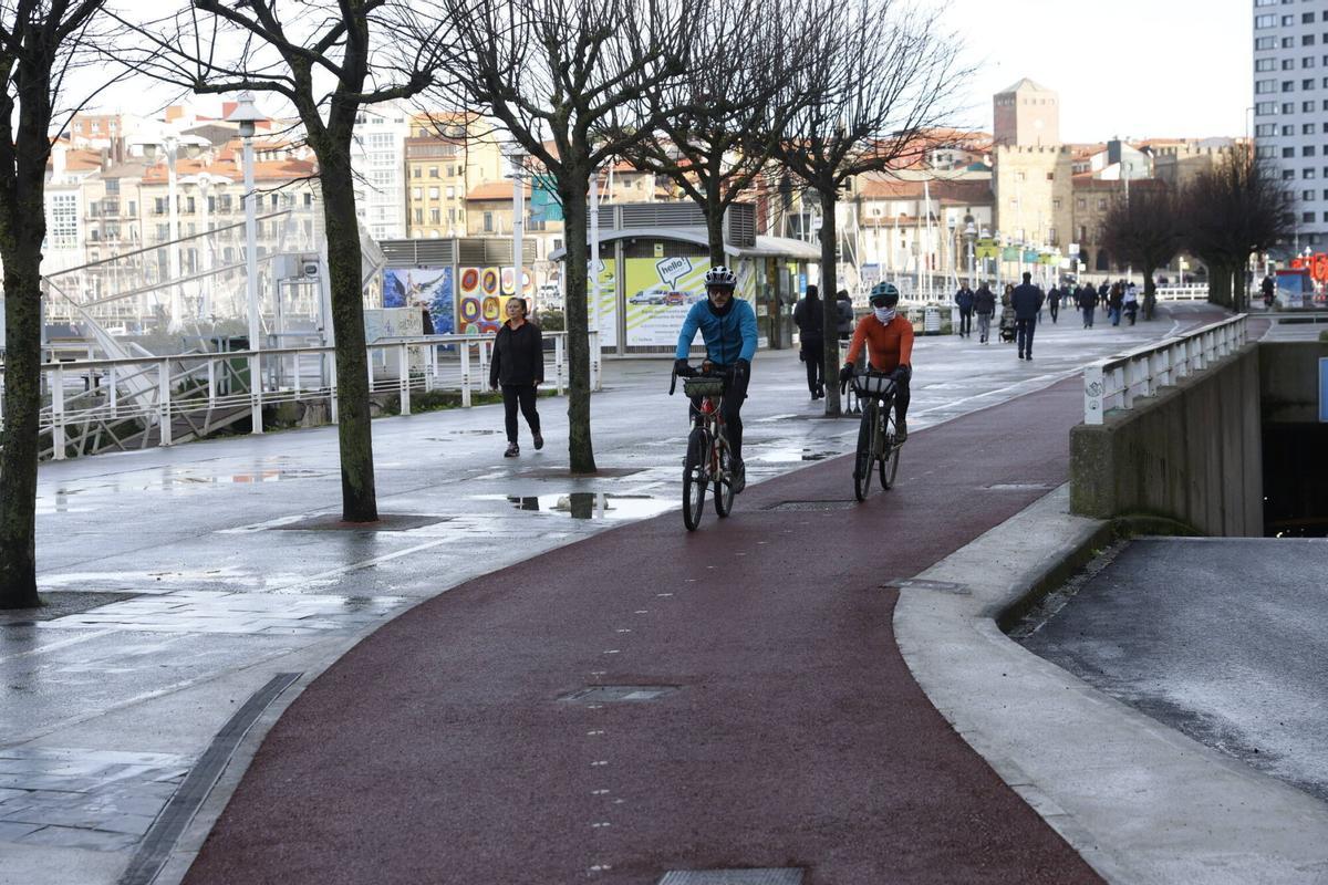 Un ciclista en el carril bici.