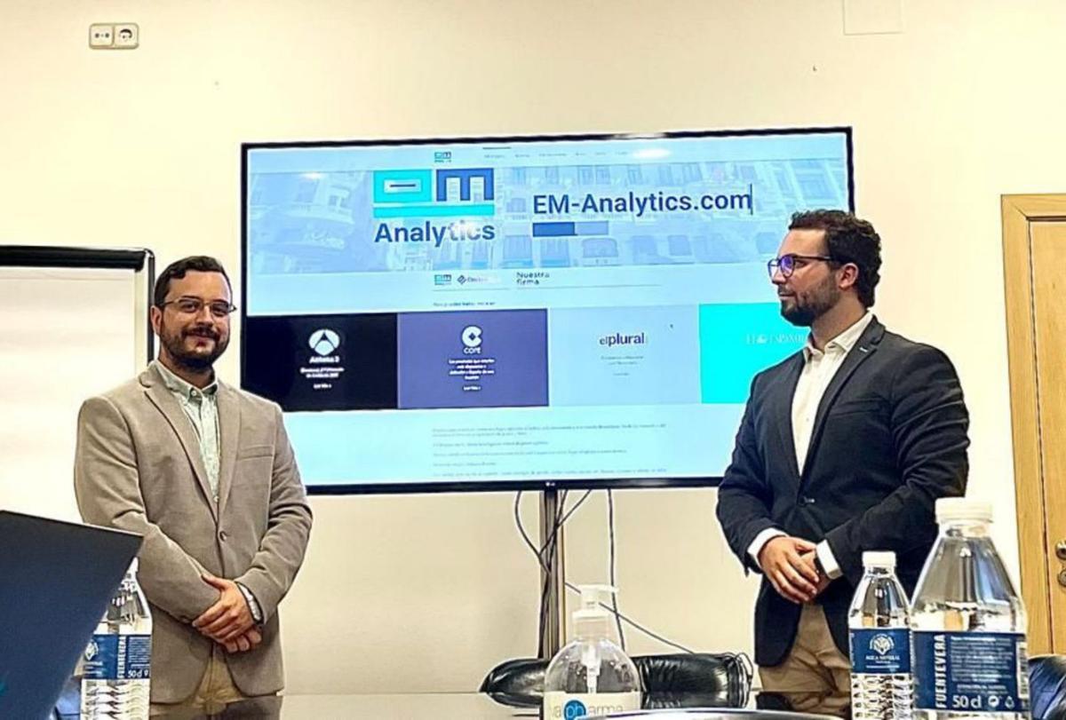 El mierense Miguel Díaz (a la izquierda) junto a Rodrigo Panero.