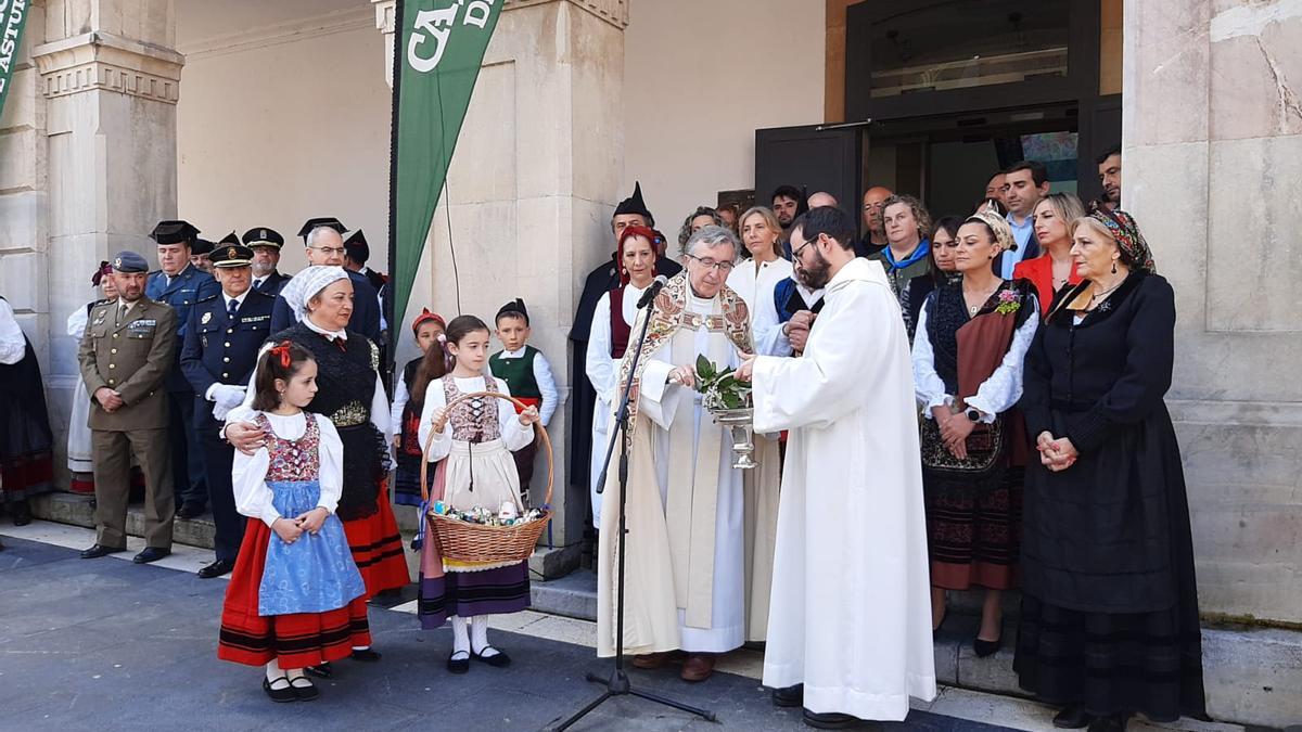 VÍDEO: Así fue la bendición de los Güevos Pintos de Pola de Siero
