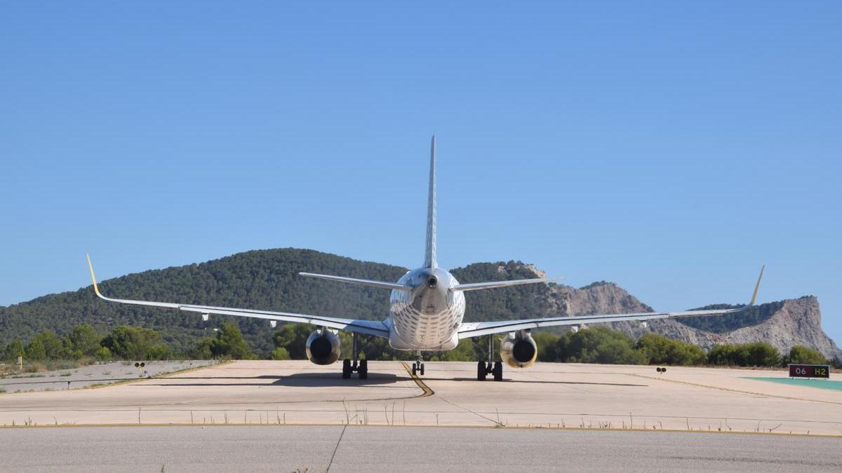 Avión esperando entrar en la pista del aeropuerto de Ibiza
