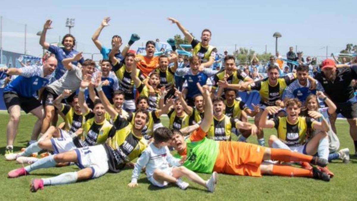 Los jugadores del CD Brea celebrando la permanencia en la Ciudad Deportiva Dani Jarque. | CD BREA