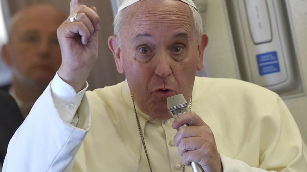 El papa Francisco habla con los periodistas que le acompañan este lunes de regreso a Roma, tras su visita a Filipinas.