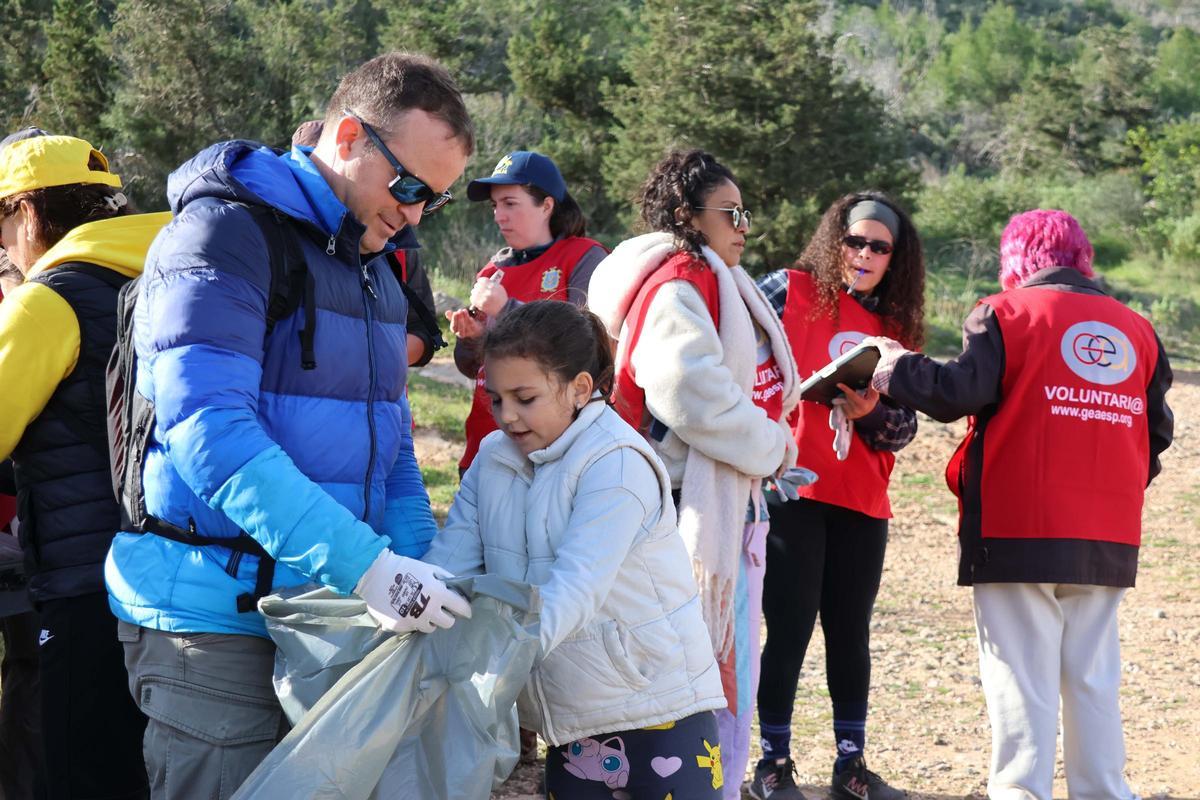 La XVII Jornada de Limpieza en Sa Talaia concluye con la recogida de 400 kilos de residuos La XVII Jornada de Limpieza en Sa Talaia concluye con la recogida de 400 kilos de residuos