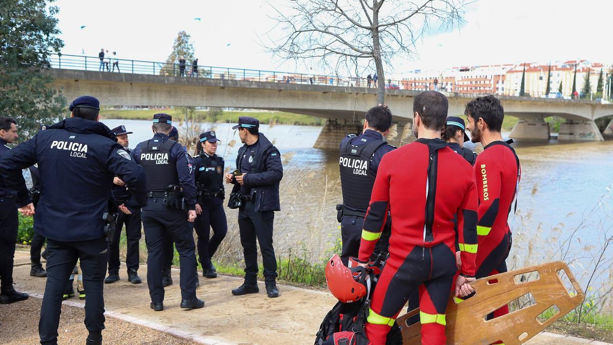 Policías y bomberos junto al lugar donde ha sido rescatada la joven.