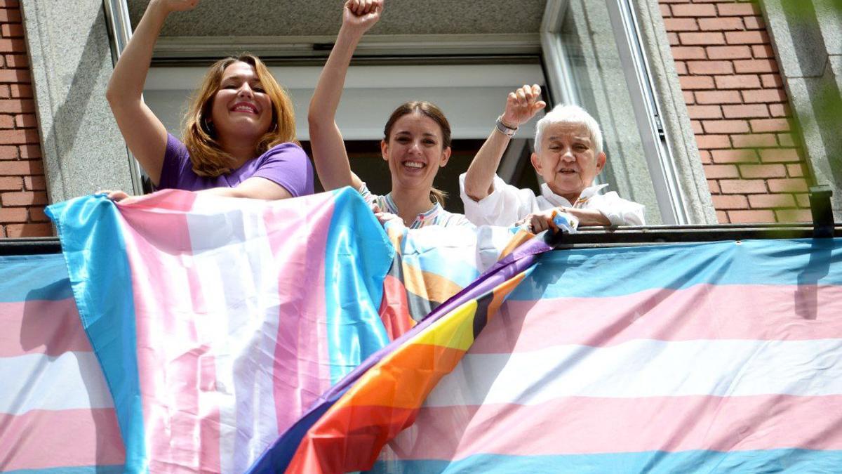 Irene Montero coloca banderas LGTBI y Trans en la fachada del Ministerio