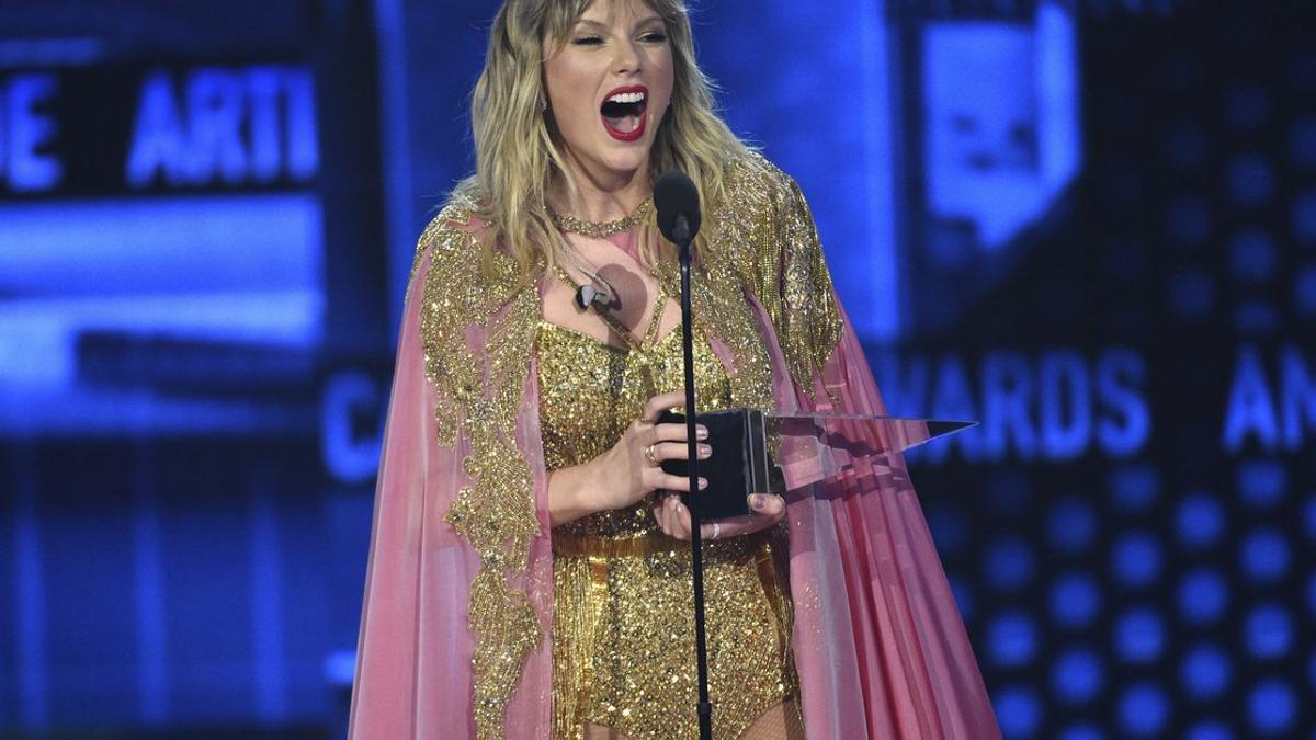 Swift, con su trofeo de 'artista de la década' de los American Music Awards.