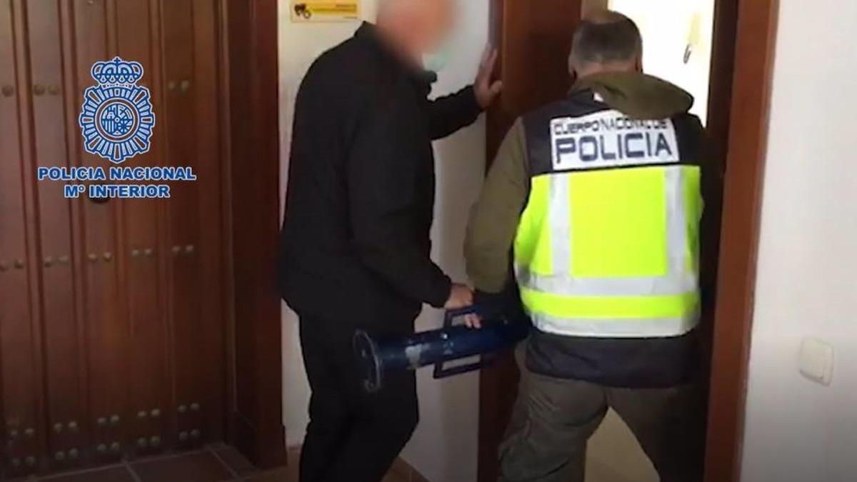 Momento en el que la Policía Nacional entra en casa del fugitivo detenido en Marbella.