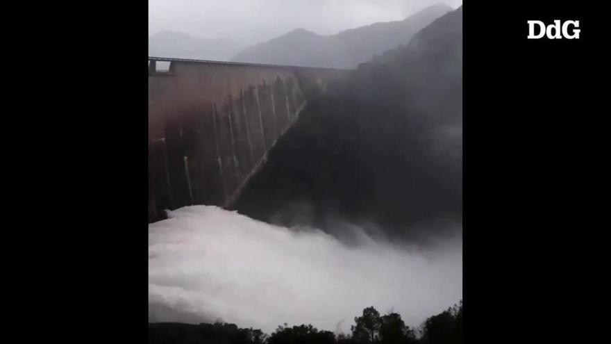 Vídeo: Obren les comportes de Susqueda en ple temporal