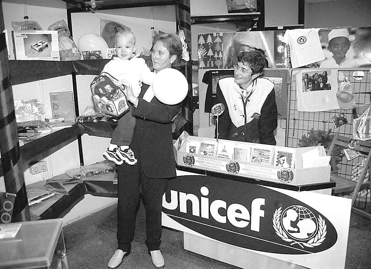 Venta de postales navideñas de Unicef, en un local en Gijón en los años 90.