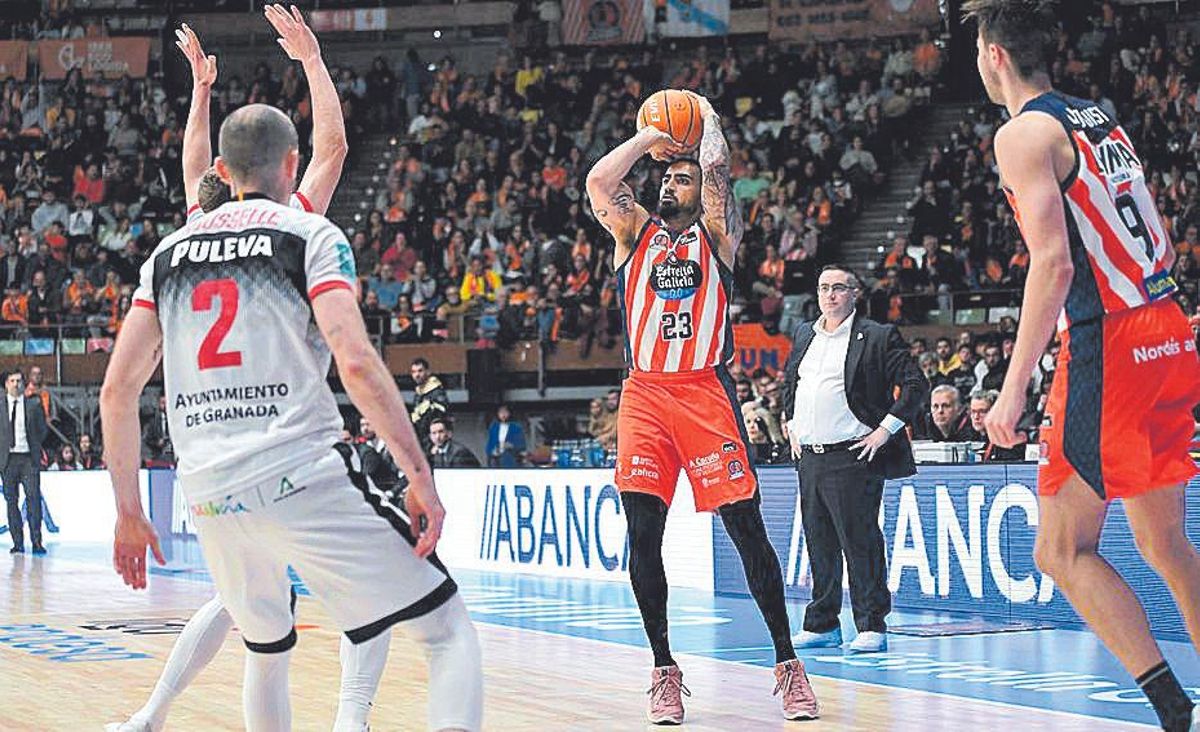 Yunio Barrueta se dispone a lanzar de tres.
