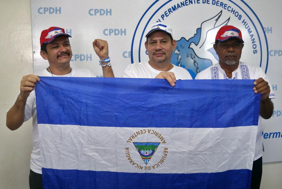 El sexto candidato presidencial detenido en Nicaragua, el campesino Medardo Mairena, a la izquierda de la imagen, junto Pedro Mena y Freddy Navas.