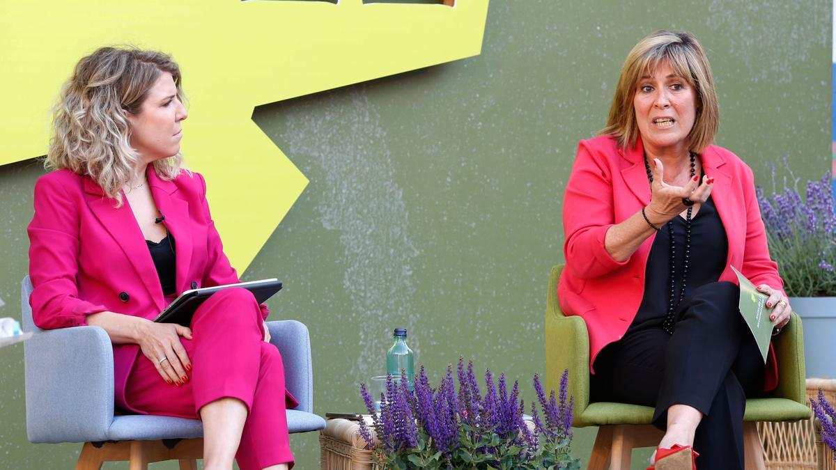 La alcaldesa Núria Marín, la consultora Verónica Fumanal y Cristina Gutiérrez.