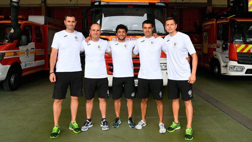 Parte de los miembros del equipo olímpico de A Coruña, ayer, en el parque de bomberos.