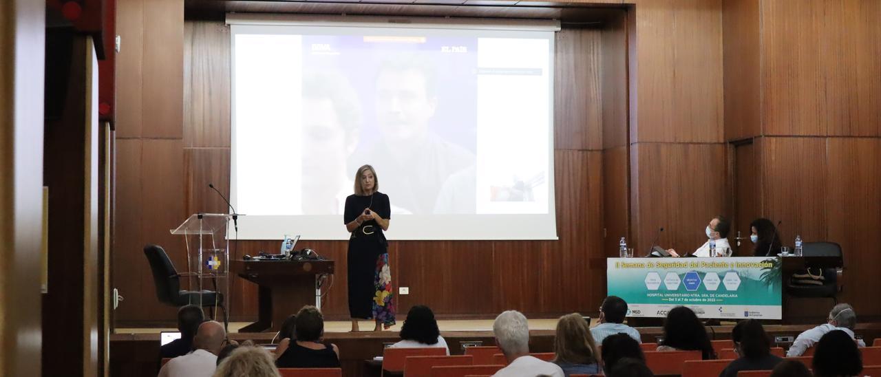 La facultativa Cristina Ibarrola durante su charla sobre la gestión basada en valor.