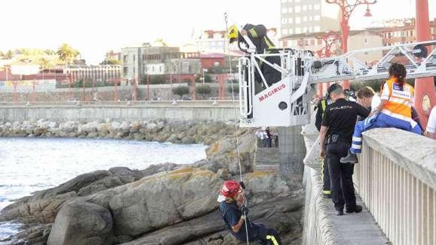 Herido al caer a las rocas en el paseo marítimo de A Coruña