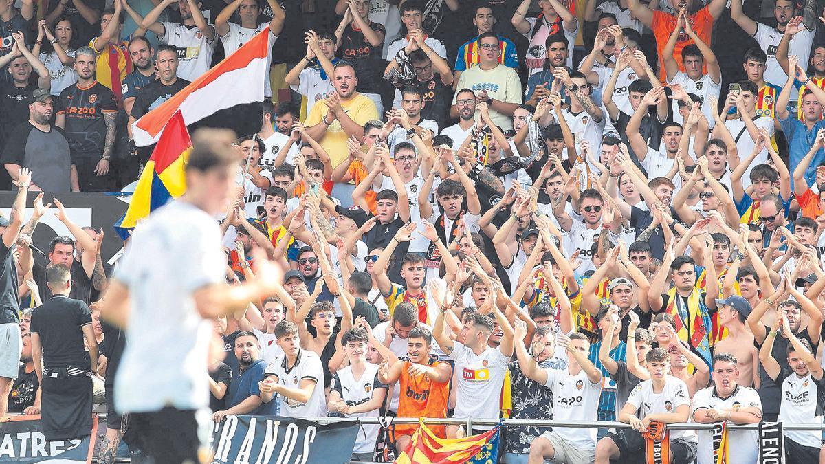 La afición de Mestalla es uno de los principales sustentos económicos del Valencia CF