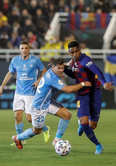 El defensa del Ibiza Kike López (c) intenta controlar el balón ante el defensa del Barcelona Junior Firpo (d)