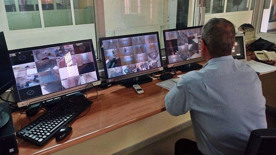 Càmeres de videovigilància en funcionament al centre penitenciari de Lleida.