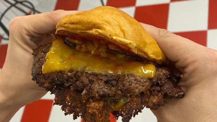 La experiencia de comer una auténtica smashburger californiana