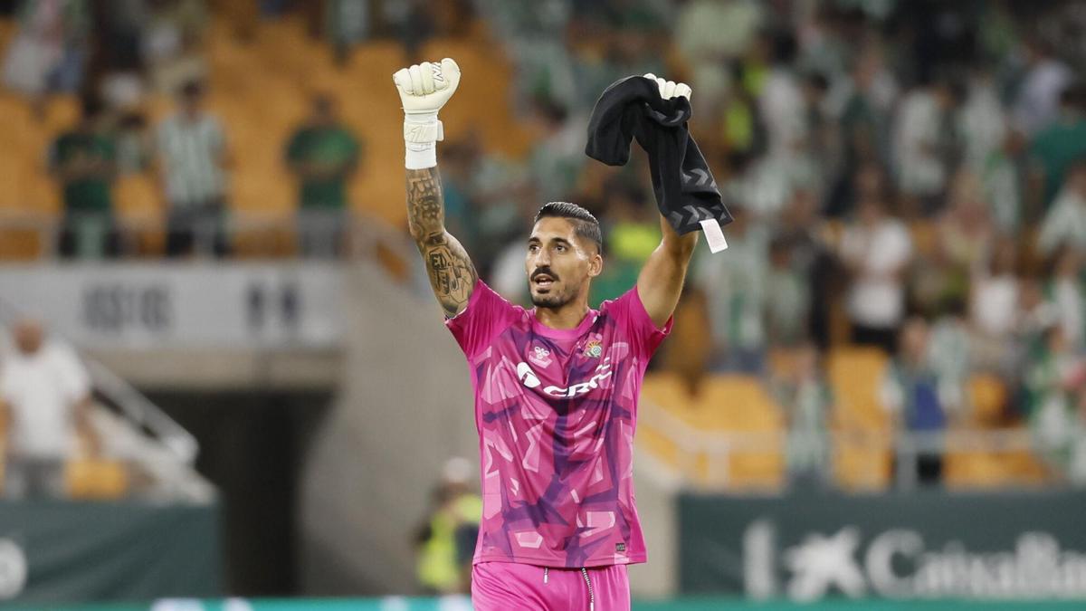 Álvaro Vallés celebra la victoria del Betis ante la Real Sociedad al término del partido de LaLiga disputado este viernes en el estadio de La Cartuja