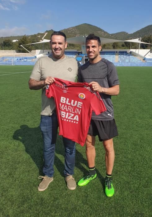 Cesc Fábregas en Can Misses junto con el director deportivo del CD Ibiza, Sergio Tortosa.