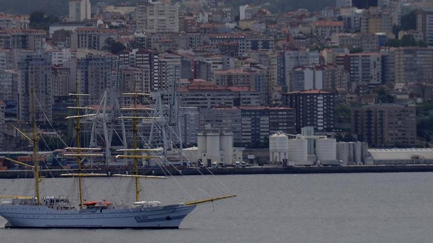 El &quot;Bima Suci&quot;, esta mañana, en la ría de Vigo.