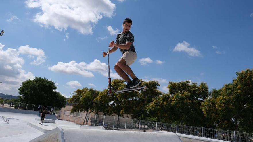 Virtuosos del patín en el Skate Park de Elda.