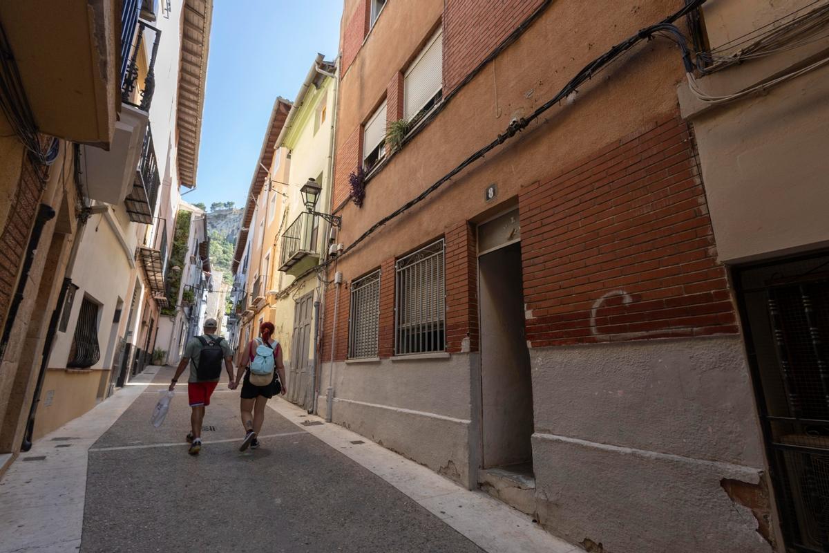 Una pareja pasea por la zona del casco antiguo de Xàtiva donde tuvo lugar la pelea del pasado sábado.