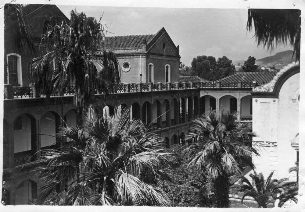 El actual edificio, inaugurado en 1892 fue edificado gracias a las donaciones de las familias Loring, Oyarzábal, Heredia y Larios.