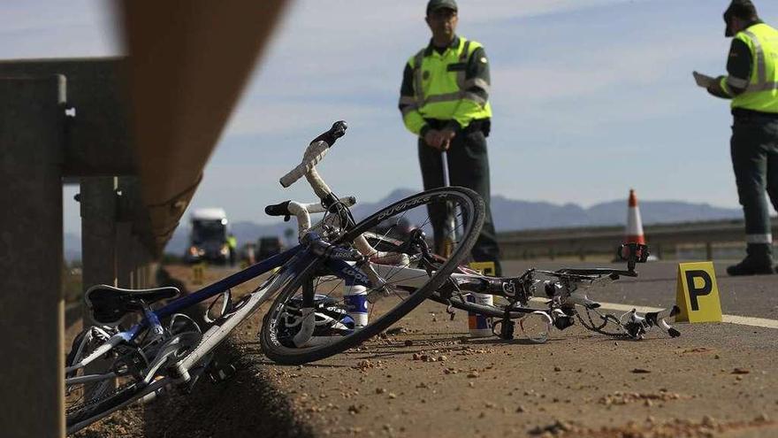 Un accidente en la carretera con varias bicicletas involucradas.