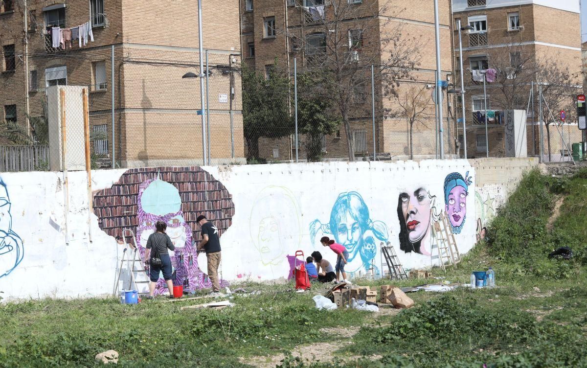 Comienzan a pintar el mural feminista en Torrero